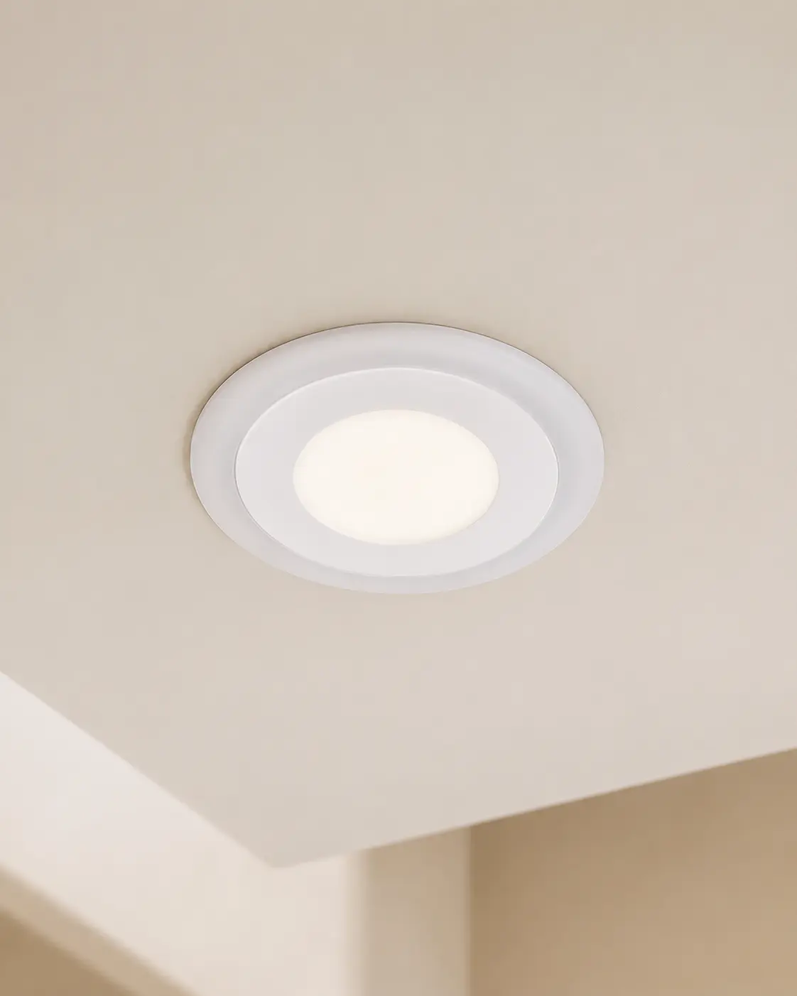 Weißer Tecbright LED-Einbaustrahler mit Randlicht in heller Architektur