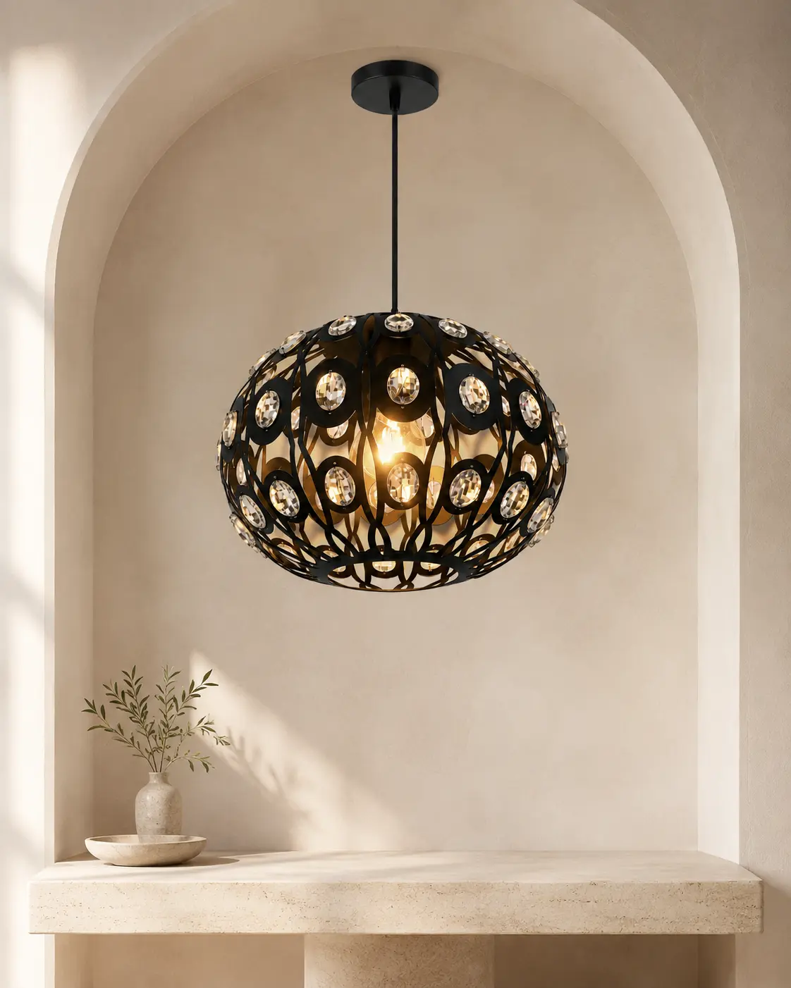 Schwarze Tecbright Kristall-Pendelleuchte in heller Architektur