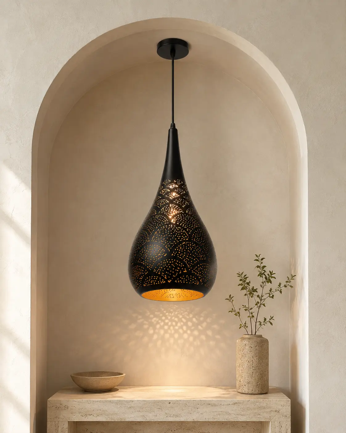 Schwarze Tecbright Pendelleuchte Orient in heller Architektur