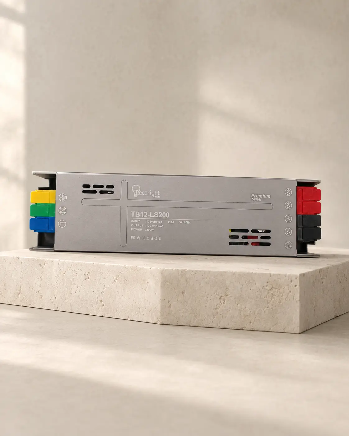 Tecbright Netzteil 12 V 200 W in einer hellen Studioinszenierung