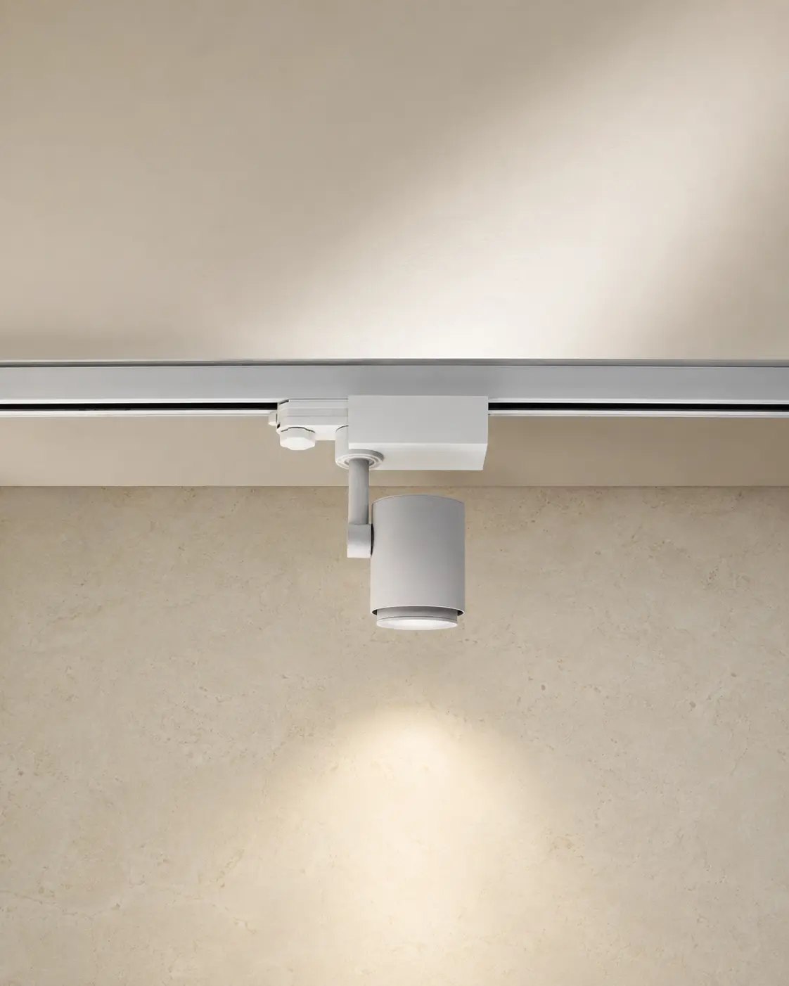 Weißer Tecbright 3-Phasen-Schienenstrahler in heller Architektur